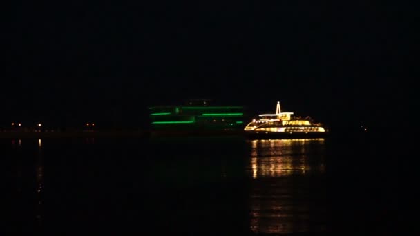 Crucero Placer Los Pasajeros Está Muelle Por Noche — Vídeos de Stock