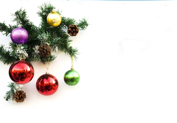 Rama de árbol de Navidad y juguetes coloridos sobre un fondo blanco. — Foto de Stock