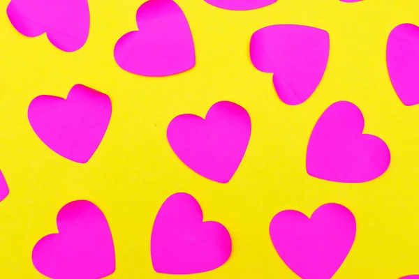 Rote Herzen Auf Gelbem Hintergrund Der Blick Von Oben Muster — Stockfoto