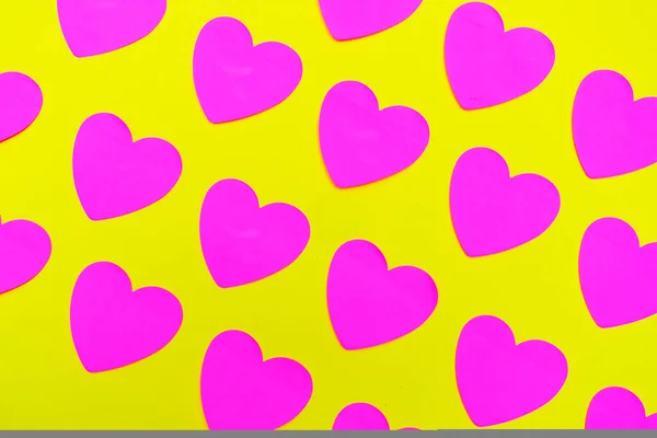 Rote Herzen Auf Gelbem Hintergrund Der Blick Von Oben Muster — Stockfoto
