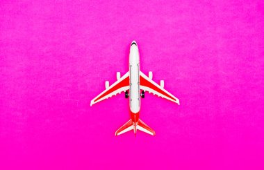 Kırmızı arka planda beyaz ve kırmızı yolcu model uçak. Metin için boş alan. Seyahat kavramı.