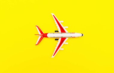 Sarı arka planda beyaz ve kırmızı yolcu uçakları. Metin için boş alan. Seyahat kavramı.