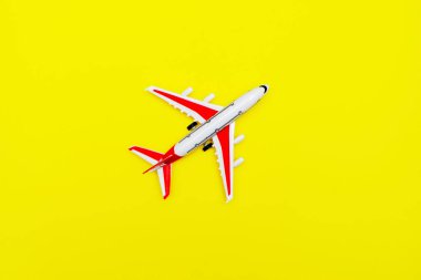 Sarı arka planda beyaz ve kırmızı yolcu uçakları. Metin için boş alan. Seyahat kavramı.