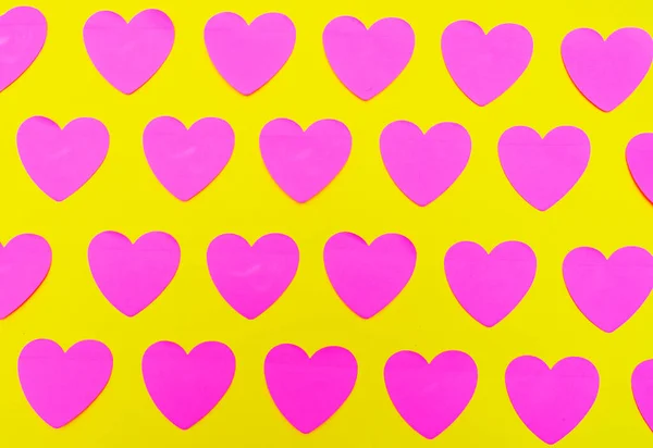 Červená srdce na žlutém pozadí. Pohled shora. Vzorek. Valentýn. Pozadí.Textura — Stock fotografie