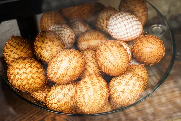 Geleneksel Paskalya pazarı. Satılık renkli paskalya yumurtaları..