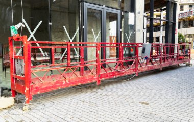 Evin duvarları için inşaat asansörü. İnşaat kaldırma platformu olan binanın manzarası.