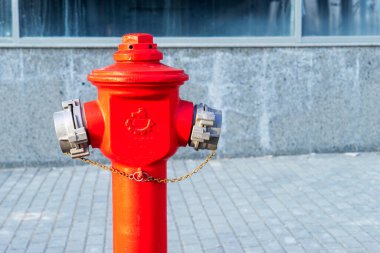 Kırmızı yangın musluğu, sokakta bir yangın musluğu.