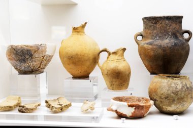 Müzede sergilenen eski kil dökme demir ve porselen antika kırsal kaplar. Arkeolojik kazılar. Azerbaycan, Gobustan .