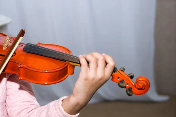 Uma menina de pele escura de mão usando um violino enquanto tocava — Fotografia de Stock