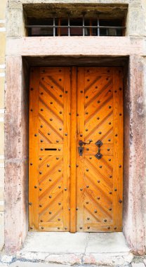 Çek Cumhuriyeti Prag 'da demir saplı eski kahverengi kapı ve süslemeler.