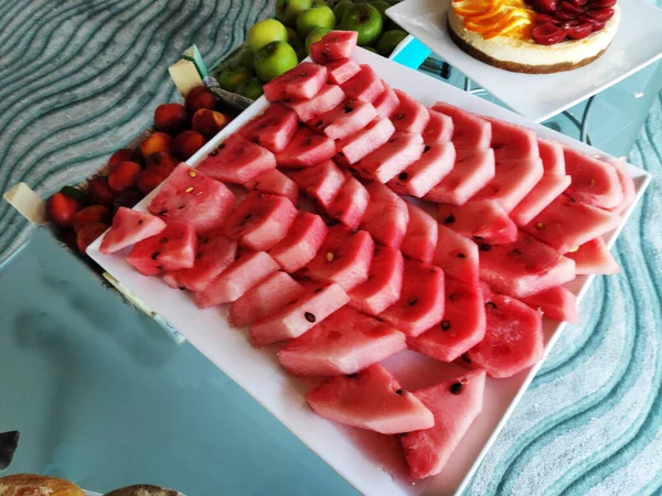 Skivor av röd mogen vattenmelon på bordet.Friska äta konceptet. — Stockfoto