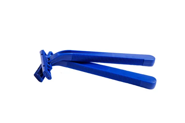 Máquina de barbear de plástico azul não permanente isolada em fundo branco. — Fotografia de Stock