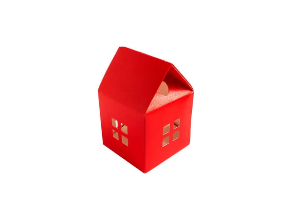 Kis piros ház papírból elszigetelt fehér háttér. — Stock Fotó