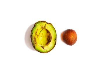 Beyaz bir arka planda olgunlaşmış, bozulmuş avokado..