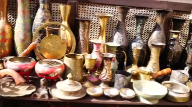 Eski şehir Bakü, Azerbaycan 'daki antika dükkanları. Vitrinlerde antika sofra takımı. Bakü Eski Kenti sokaklarında turistler için hediyelik eşyalar. Antik sürahiler, tablolar ve diğer hatıralar