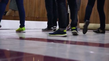 Balo salonunda dans eden gençler. Ayakları kapat.