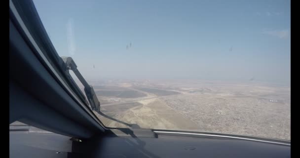 Flugzeug landet auf dem Flughafenblick aus dem Cockpit — Stockvideo