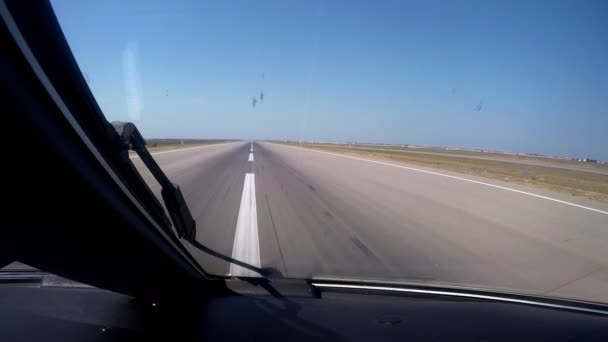 Avião pousando na vista do aeroporto a partir do cockpit — Vídeo de Stock