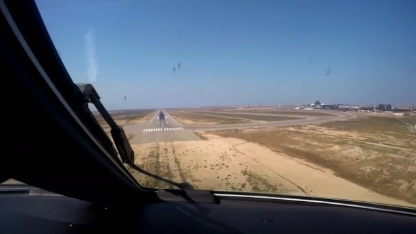 Letadlo, které přistává na letišti pohled z kokpitu — Stock video