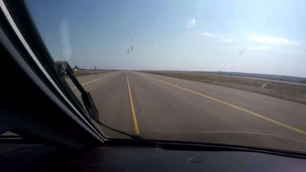 Avión aterrizando en la vista del aeropuerto desde la cabina — Vídeo de stock