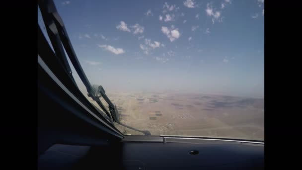 Das Flugzeug landet in Flughafensicht aus dem Cockpit — Stockvideo