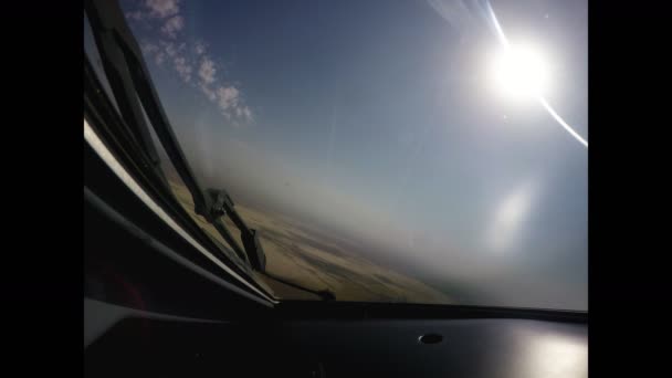 Das Flugzeug landet in Flughafensicht aus dem Cockpit — Stockvideo