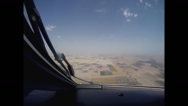 El avión está aterrizando en vista al aeropuerto desde la cabina — Vídeos de Stock