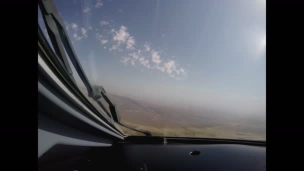 Das Flugzeug landet in Flughafensicht aus dem Cockpit — Stockvideo