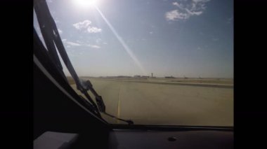 Uçağın kokpit Havaalanı görünümünde iniyor