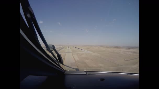 El avión está aterrizando en vista al aeropuerto desde la cabina — Vídeo de stock