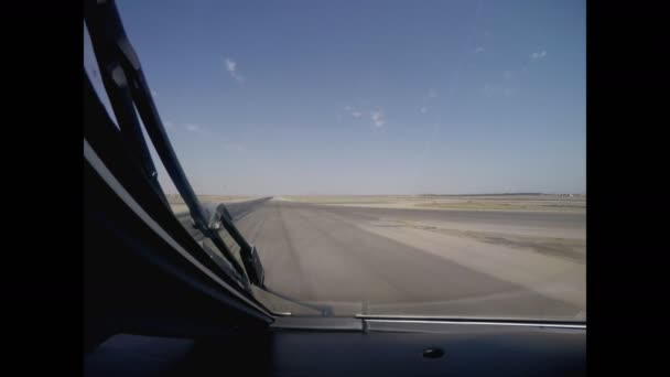 El avión está aterrizando en vista al aeropuerto desde la cabina — Vídeo de stock