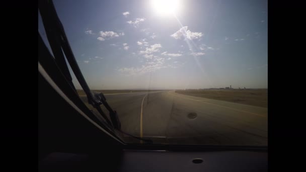 A repülőgép leszállás airport nézetben a pilótafülke — Stock videók