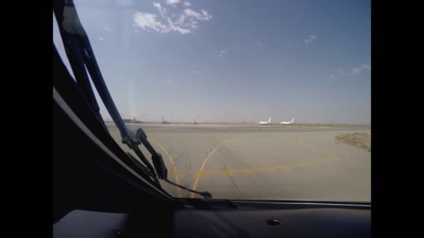 El avión está aterrizando en vista al aeropuerto desde la cabina — Vídeo de stock