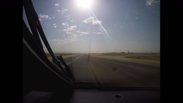 A repülőgép leszállás airport nézetben a pilótafülke — Stock videók