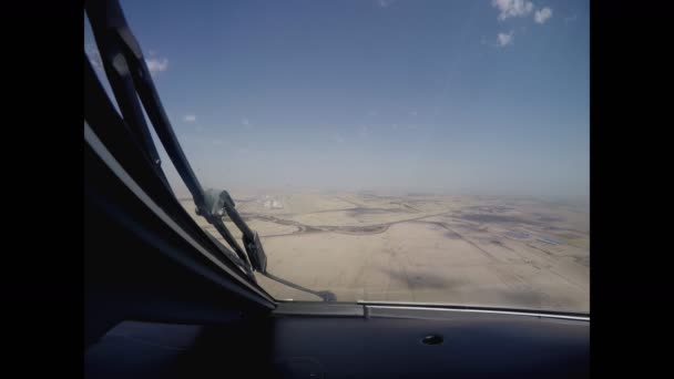 L'avion de passagers pour l'approche et l'atterrissage à l'aéroport. la vue depuis le cockpit . — Video