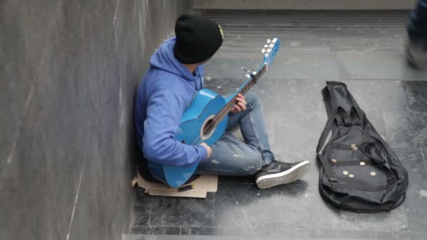 Gatukonstnär musiker: spelar akustisk klassisk gitarr på gatan — Stockvideo