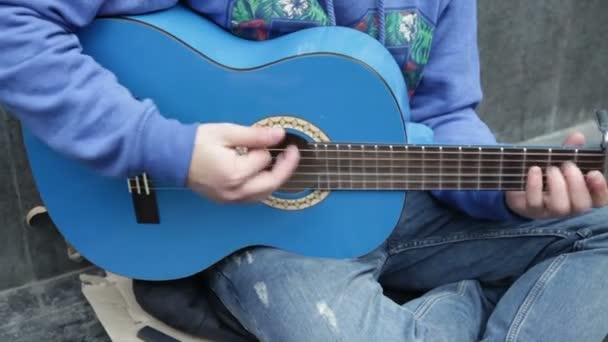 Artista de rua músico: tocando guitarra clássica acústica na rua — Vídeo de Stock