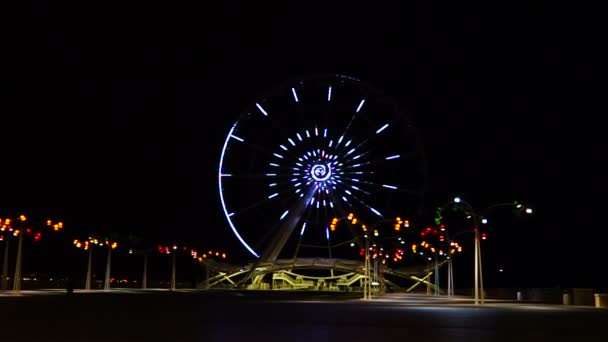 Luces de marcha multicolores en la rueda de la fortuna — Vídeos de Stock