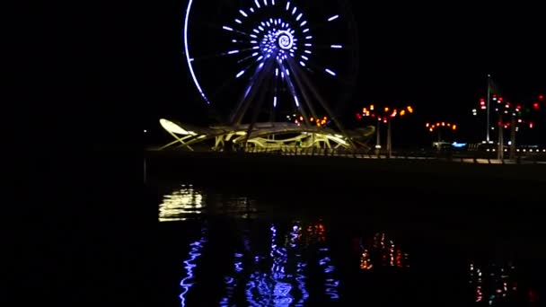 Multi-gekleurde running lights op the Ferris wheel — Stockvideo