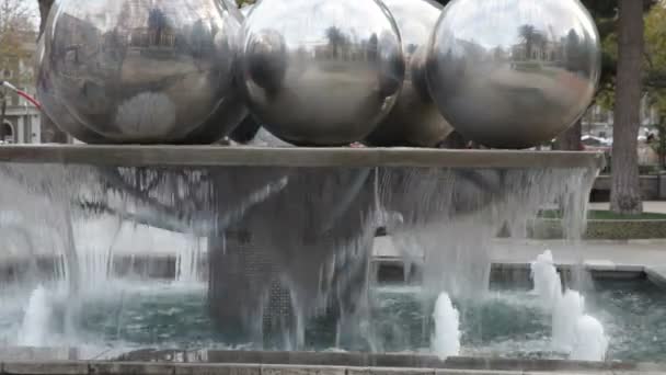 Фонтаны в парке на площади фонтанов — стоковое видео