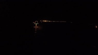 Uçak gece boyunca havaalanına iniyor. Kokpitten manzara.