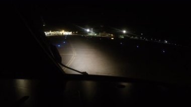 Uçak gece boyunca havaalanına iniyor. Kokpitten manzara.