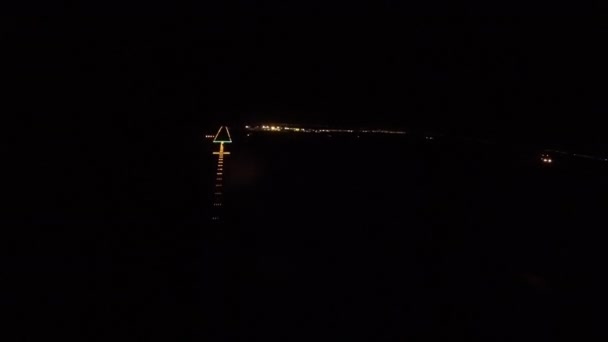 Αεροπλάνο προσγειώνεται στο αεροδρόμιο κατά τη διάρκεια της νύχτας. η θέα από το πιλοτήριο — Αρχείο Βίντεο