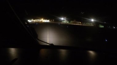 Uçak gece boyunca havaalanına iniyor. Kokpitten manzara.