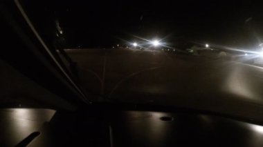 Uçak gece boyunca havaalanına iniyor. Kokpitten manzara.