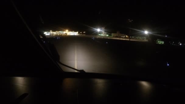 Avión aterrizando en el aeropuerto durante la noche. la vista desde la cabina — Vídeos de Stock