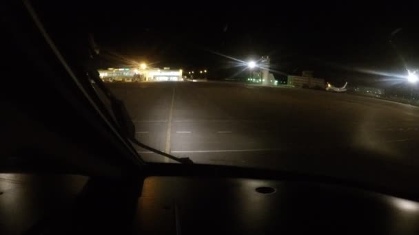 Aereo atterraggio in aeroporto nella città di Aktau Kazachstan 20.09.2016 durante la notte. la vista dal pozzetto — Video Stock