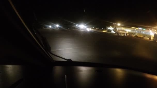 Flugzeug landet in der Nacht zum 20.09.2016 auf dem Flughafen der Stadt Kasachstan. der Blick aus dem Cockpit . — Stockvideo