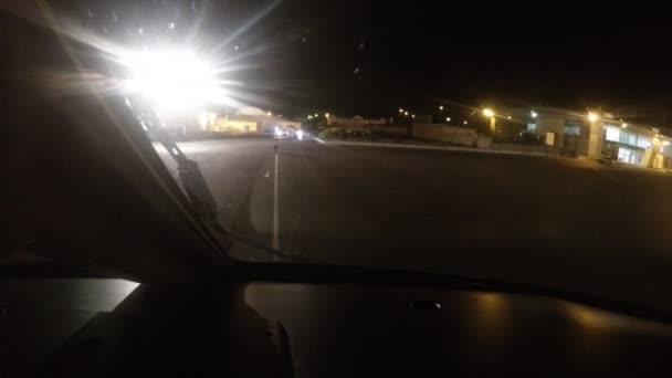 Repülőgép leszállás a repülőtéren, Aktau városban Kazachstan 20.09.2016 az éjszaka folyamán. a kilátás a pilótafülkéből — Stock videók
