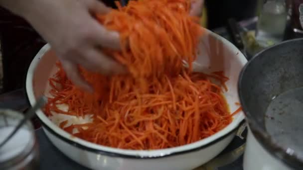 Clouseup of a woman in the kitchen prepares spicy carrot salad — Stock Video